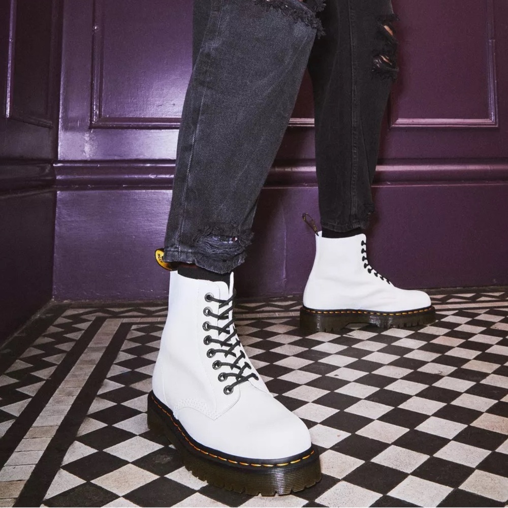 Doc Martens White Leather Authentic laceup Bex Pisa boots US6 EU37 sold out